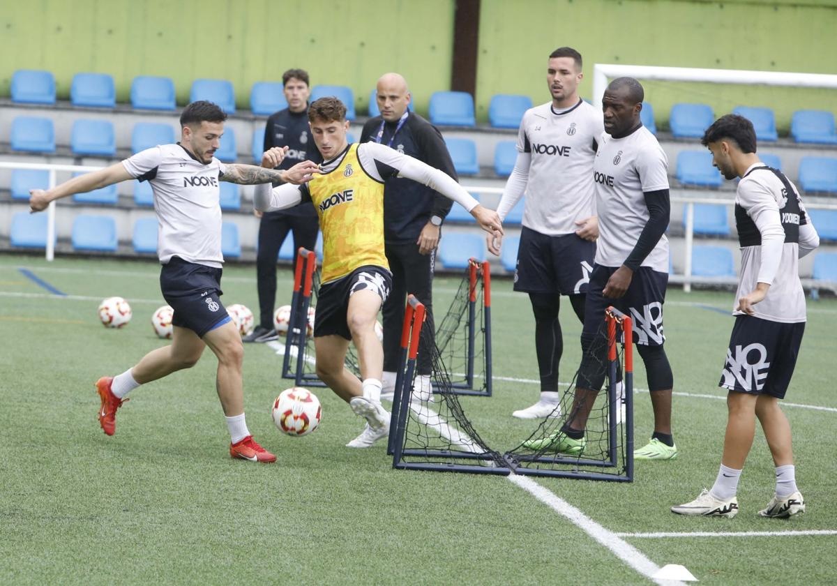 Javi Cueto, de amarillo, en un entrenamiento del Real Avilés.