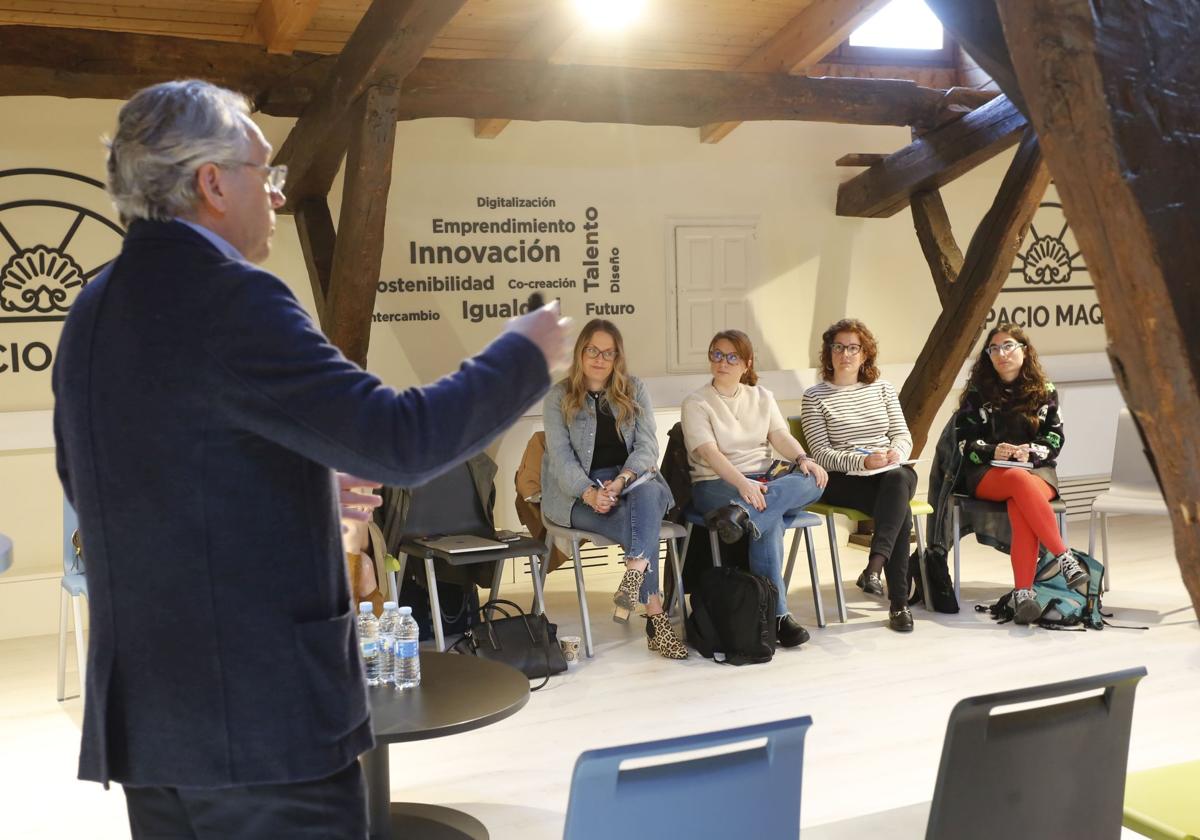 Miguel Ángel López Peña se dirige a los participantes en el encuentro.