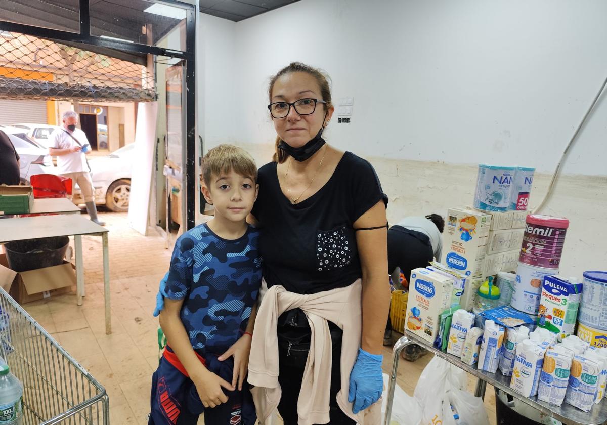 Pilar y su hijo Álex, de 9 años, ayudan desde primera hora en el reparto de material en Aldaia.