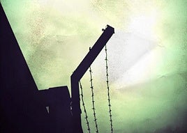 Una de las evocadoras imágenes de Pedro Timón que conducen al horror pasado de los campos de concentración.