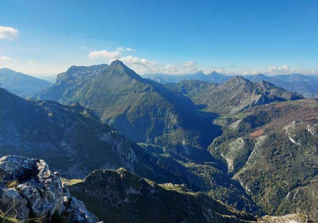 Así se ve el Cantu Cabroneru desde los altos de Ordiales: impresionante, igual que todo el Valle de Angón, la garganta excavada por el bello río Dobra o los montes ponguetos