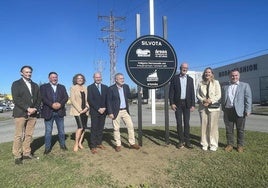 Los representantes de Irlanda, de los Países Bajos y del polígono de Silvota, en Llanera, junto al símbolo del hermanamiento.