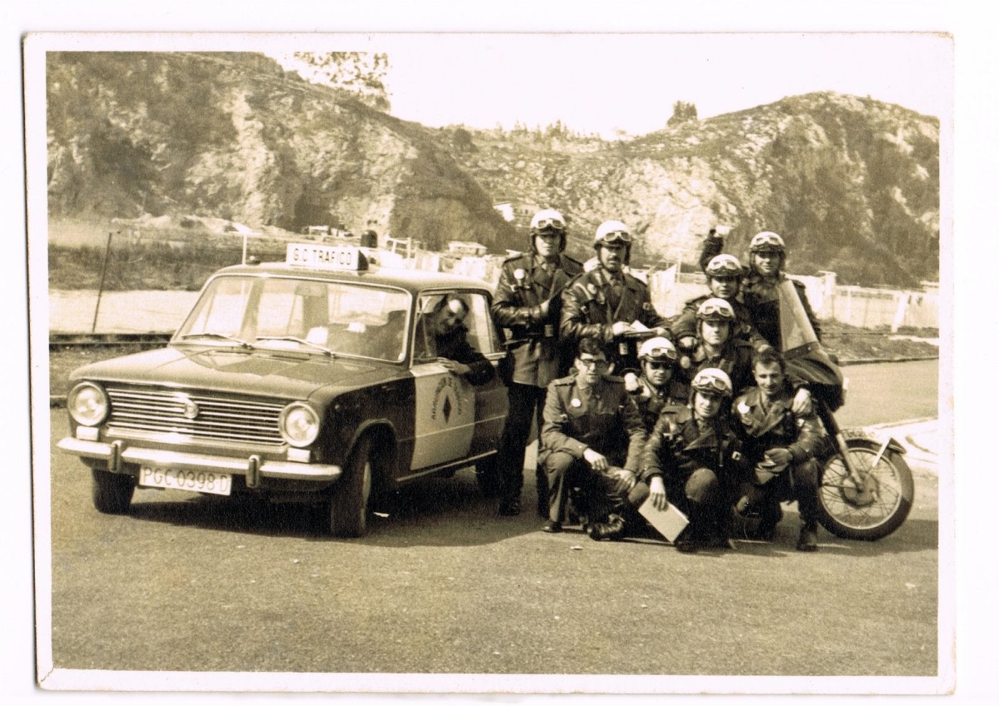 Guardia Civil de Tráfico, en Ribadesella, junto a un Seat 124 en el año 1973.