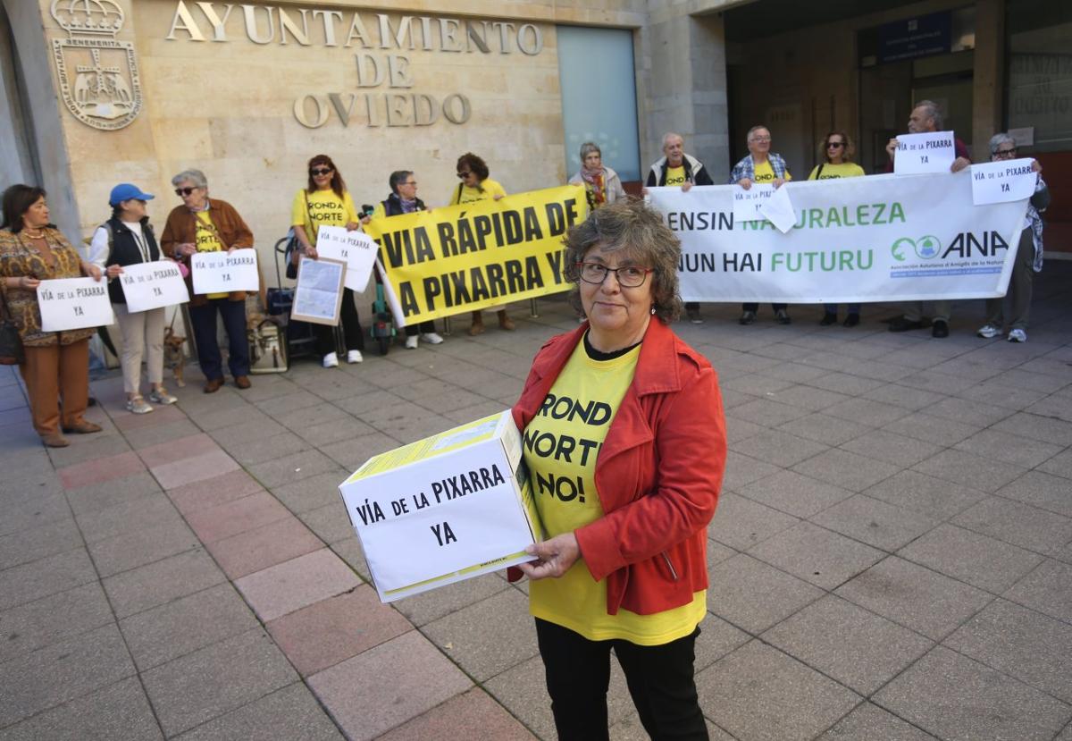 Maite Corral, en primera línea, con las dos mil firmas en apoyo de la vía de La Pixarra.