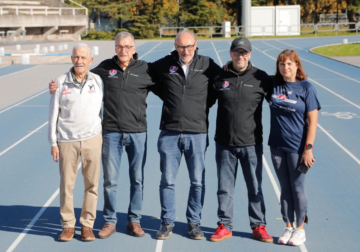 Bernardo Nieto, Rubén Velasco 'Uribe', Jesús Suárez, Carlos Rionda y Ana Flor Ferreras, ayer, en la pista de Las Mestas.