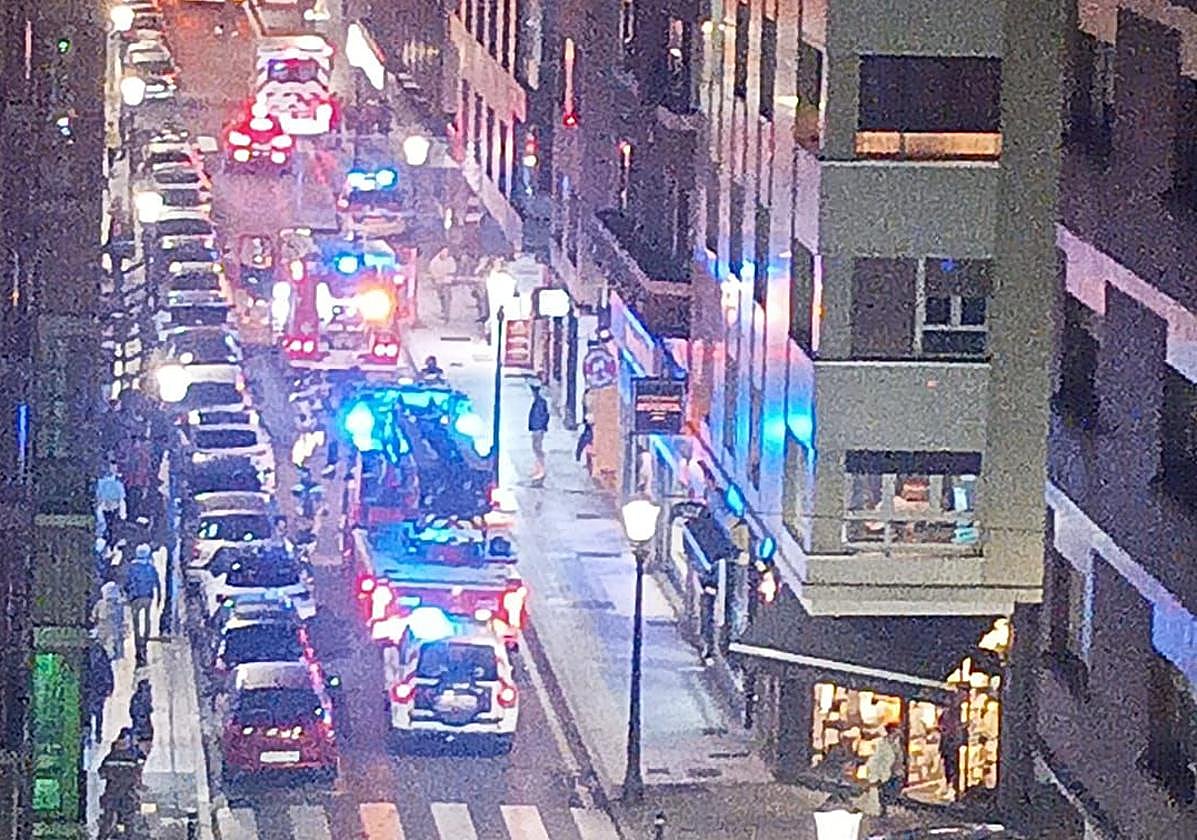 Amplio despliegue de emergencias en la calle Ezcurdia.