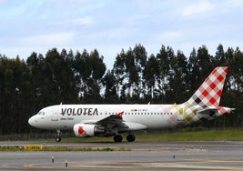 Un avión de Volotea en el aeropuerto de Asturias.