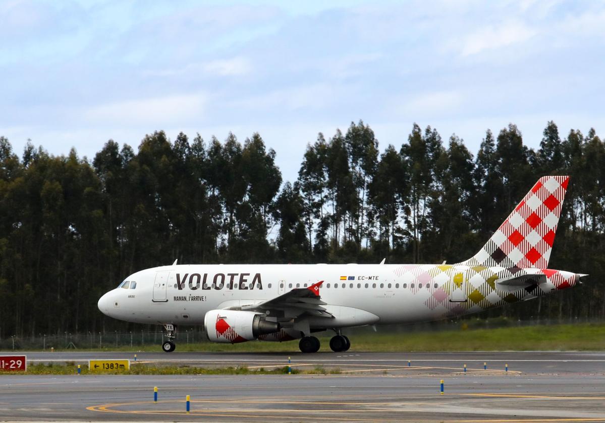 Un avión de Volotea en el aeropuerto de Asturias.