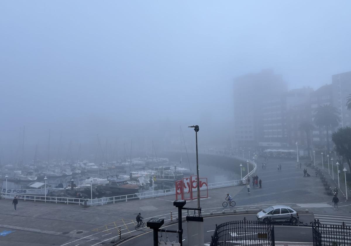 El Puerto Deportivo de Gijón, cubierto de niebla.