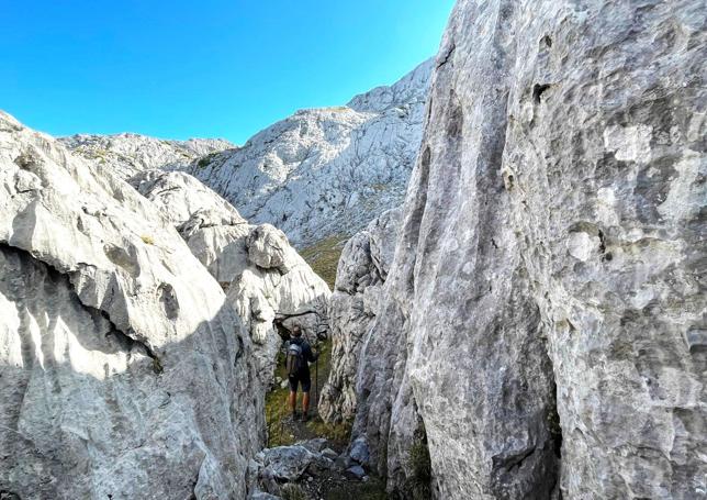 Buscando el acceso al Cotalba entre murallones de piedra