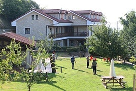 Un grupo de personas en un alojamiento de turismo rural en Asturias.