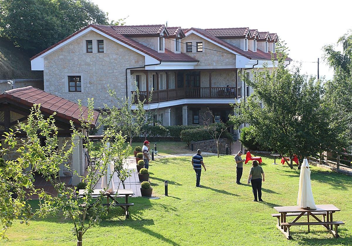 Un grupo de personas en un alojamiento de turismo rural en Asturias.