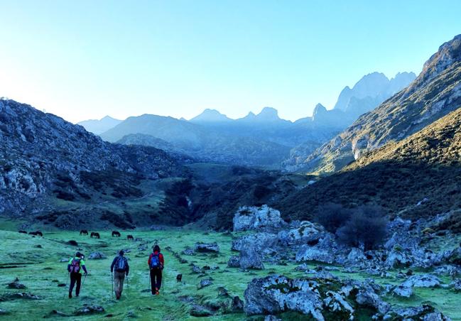 Vega de Canrasu, un lugar precioso desde el que se observan las principales cumbres de este lado del Cornión