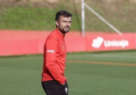 Rubén Albés, antes del inicio del entrenamiento en Mareo.