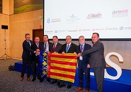 Representantes empresariales y políticos ayer, en Oviedo, con una bandera de la Comunidad Valenciana en apoyo a los afectados por la DANA.