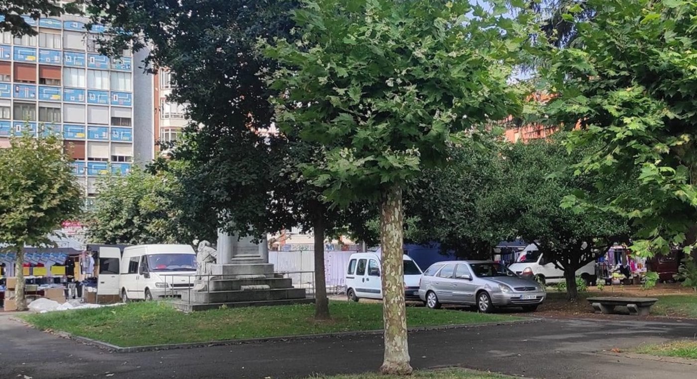 Zona de la estatua de 'La Carbonera', en el parque Dorado, un lunes de mercado con vehículos dentro.