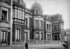 Palacete de Alejandro Alvargonzález situado en la esquina de la calle Capua, cuando lucía su cúpula de 1898.