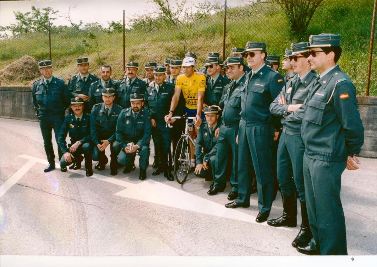 Imagen secundaria 1 - Arriba, los agentes Cantabrana y Peláez en la N-634, en 1961. A la izquierda, Guardia Civil de Tráfico con Miguel Indurain en La vuelta a Asturias, el año 1996. A la derecha, dos agentes en la actualidad.