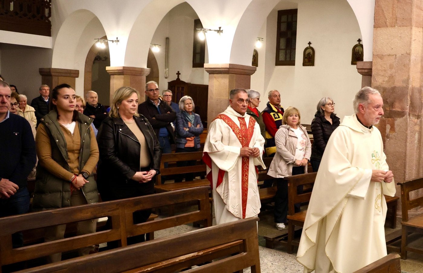 Los vecinos durante la celebración de la misa por la virgen del Patrocinio en la parroquia de Vega.