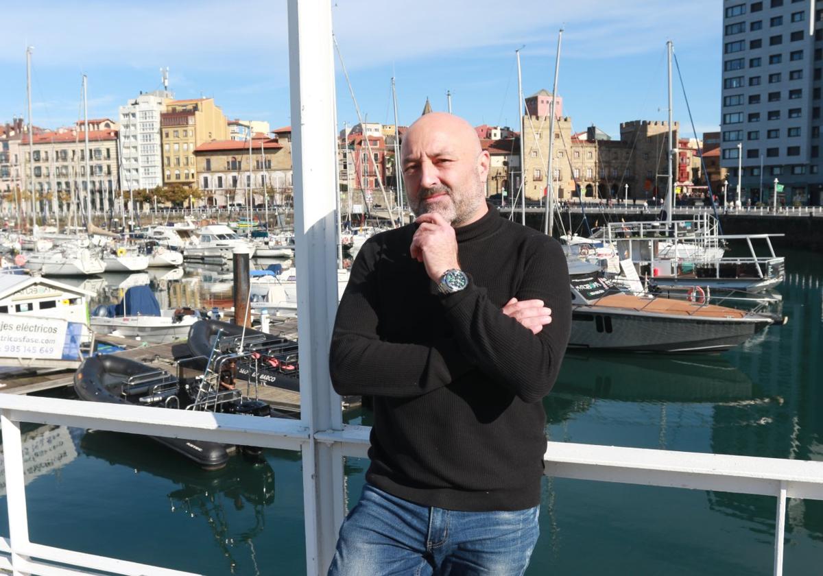 Guzmán Pendás, en el Puerto Deportivo. La Casa Paquet, al fondo, alberga el que hasta ahora era su despacho como concejal de Participación.