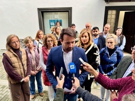 Álvaro Queipo, ayer, en Navia, con mandos regionales y locales del PP.