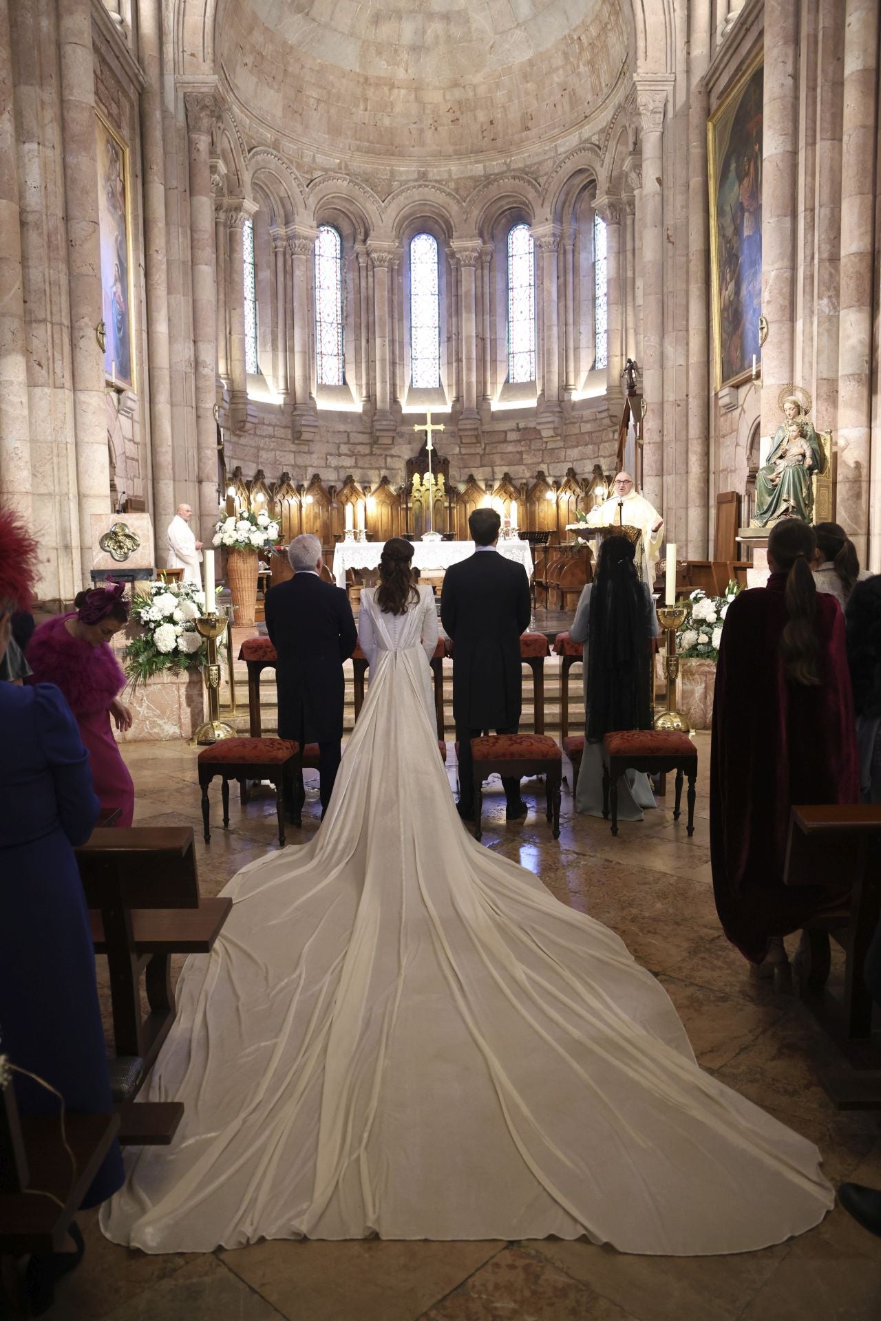 Boda de ensueño en Covadonga: Luz Cano y Alejandro Merino se casan en el Santuario