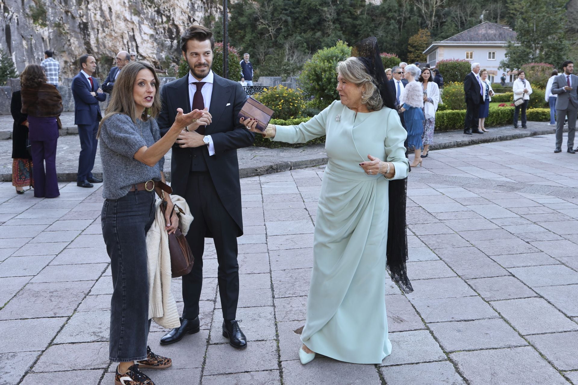 Boda de ensueño en Covadonga: Luz Cano y Alejandro Merino se casan en el Santuario