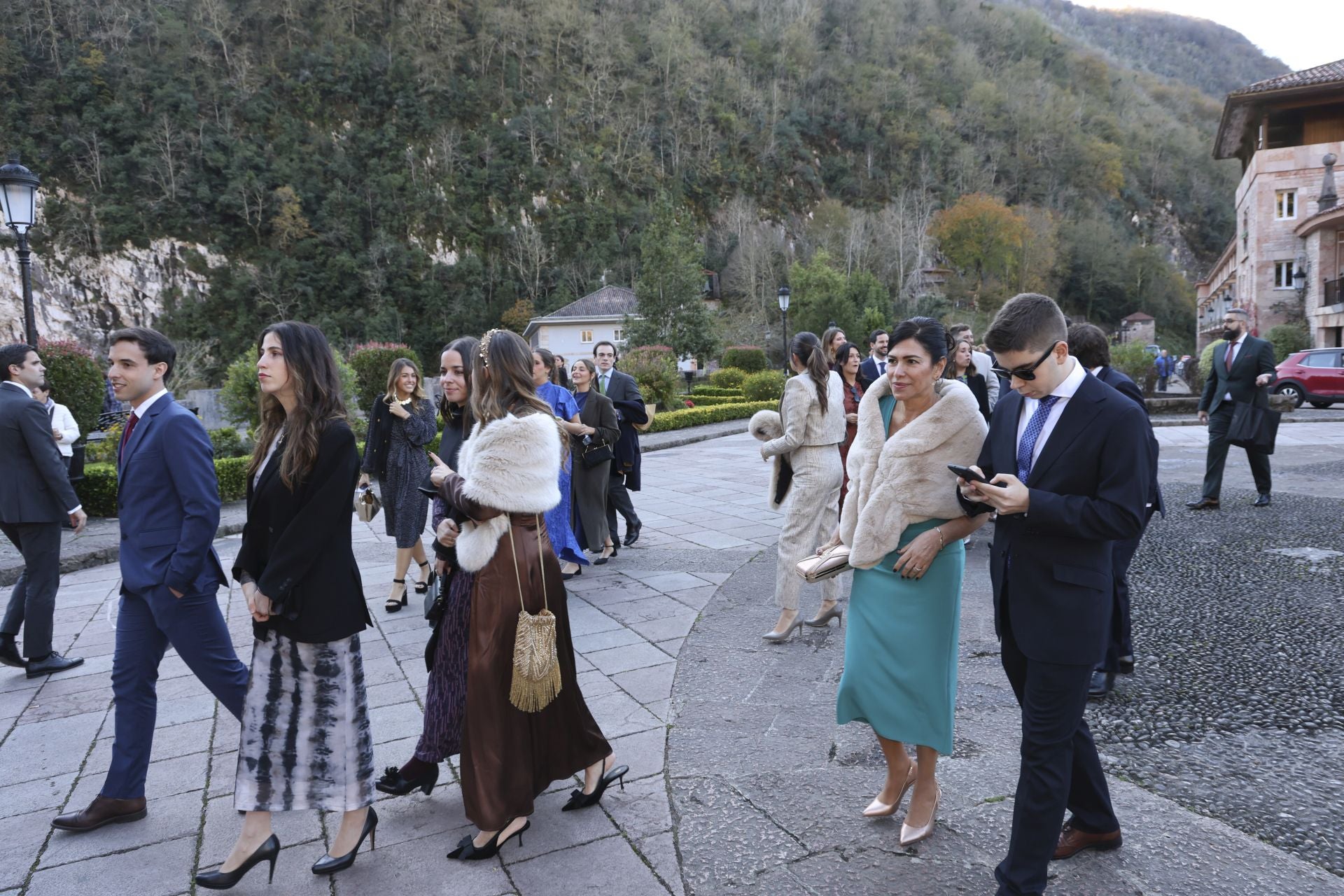 Boda de ensueño en Covadonga: Luz Cano y Alejandro Merino se casan en el Santuario