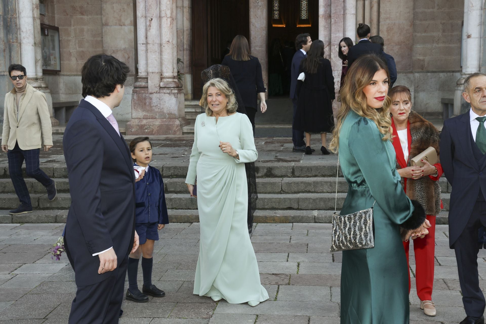 Boda de ensueño en Covadonga: Luz Cano y Alejandro Merino se casan en el Santuario