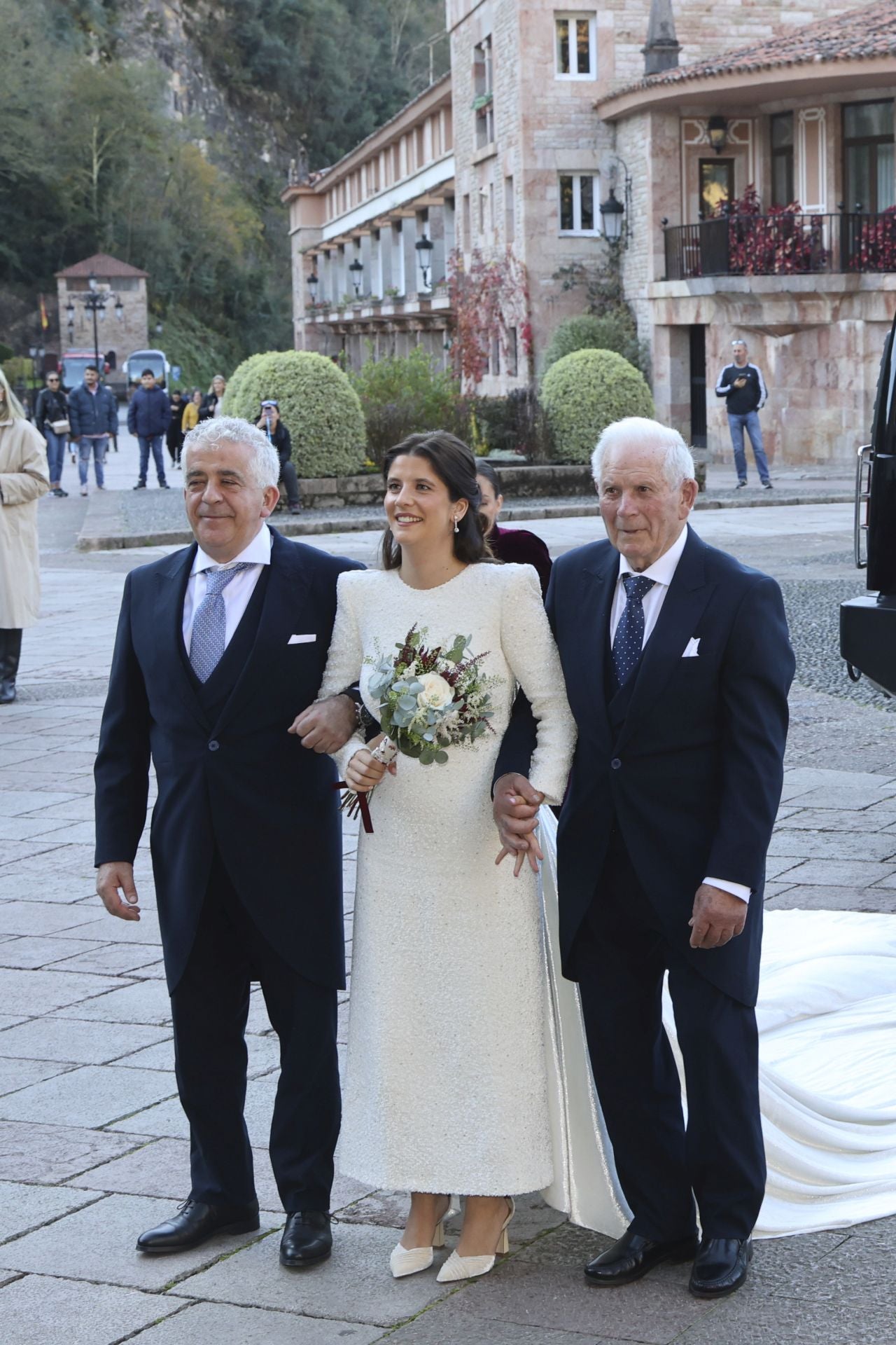 Boda de ensueño en Covadonga: Luz Cano y Alejandro Merino se casan en el Santuario