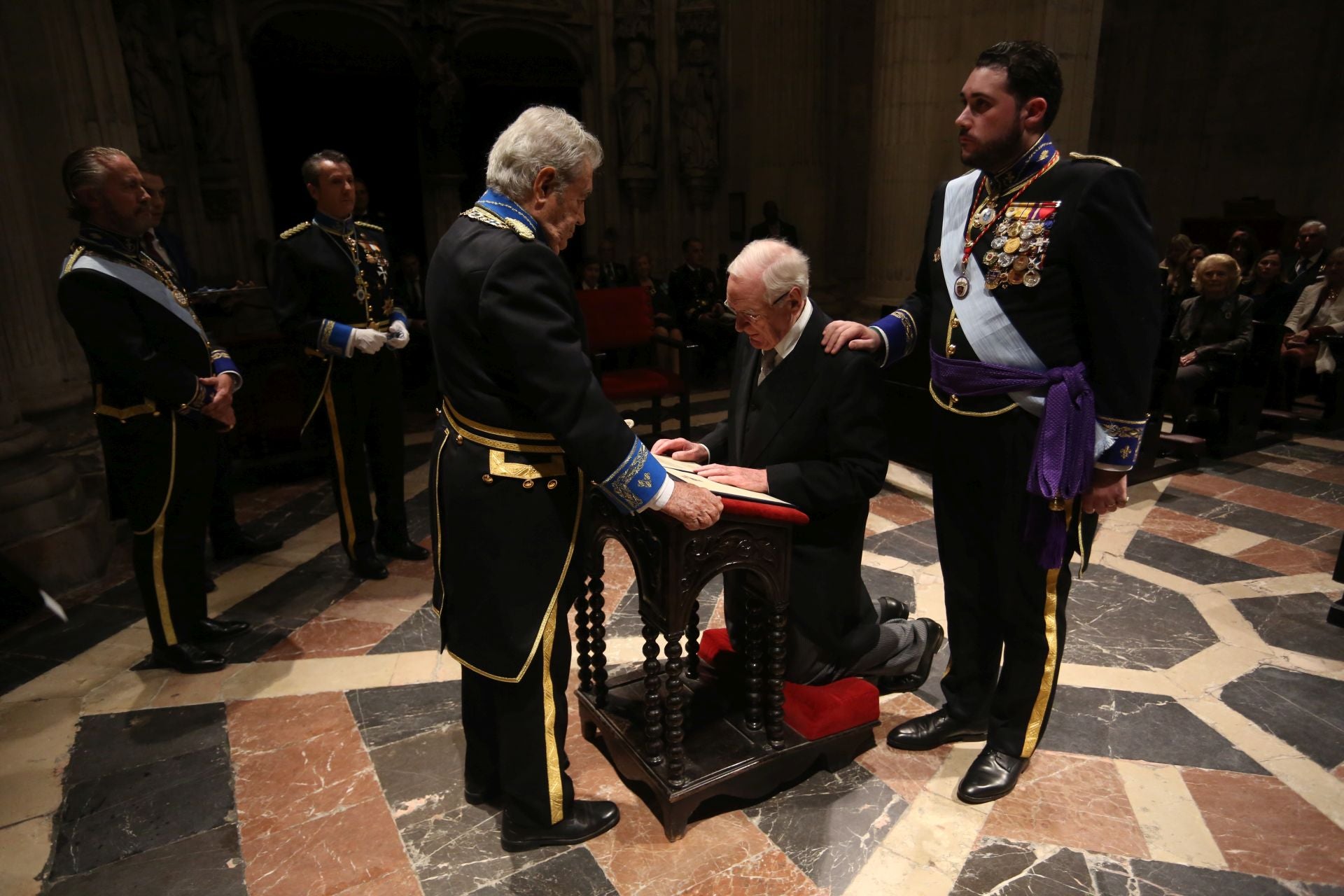 El Real Cuerpo de la Nobleza entrega en Oviedo las medallas a los nuevos Caballeros y Damas