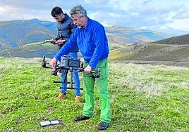 Uso de drones en la granja demo de El Carbayal, ubicada a 900 metros de altura, en el concejo de Illano.