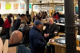 Interior, ayer, del restaurante Ezequiel, lleno de clientes.