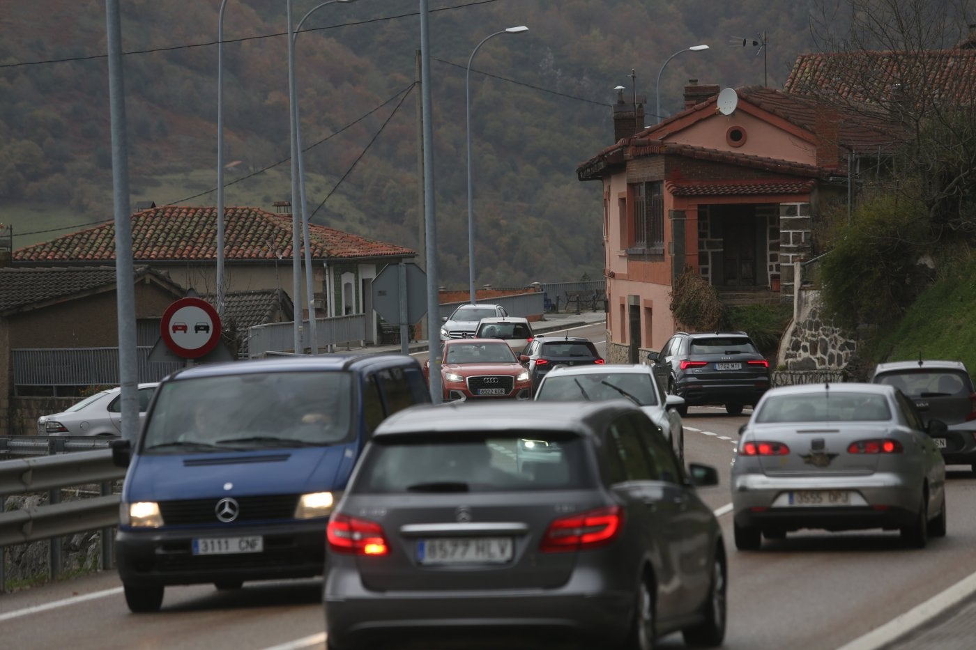 Los afectados por el argayo: «Ir por Pajares nos lleva más tiempo y es más peligroso»