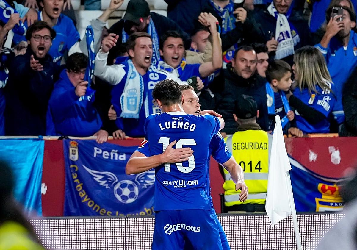 Oier Luengo abraza a Alemao después de que el brasileño anotara el segundo gol de los azules en el Carlos Belmonte.