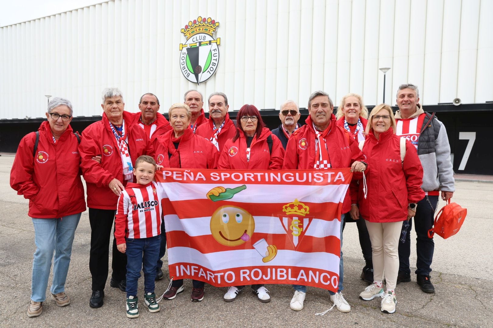 La afición del Sporting inunda Burgos de rojiblanco