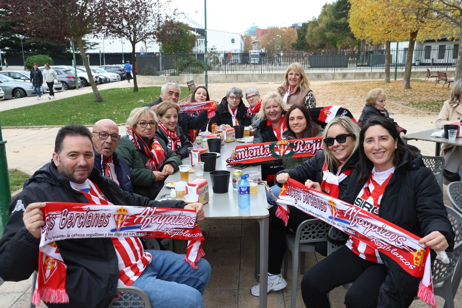 La afición del Sporting inunda Burgos de rojiblanco