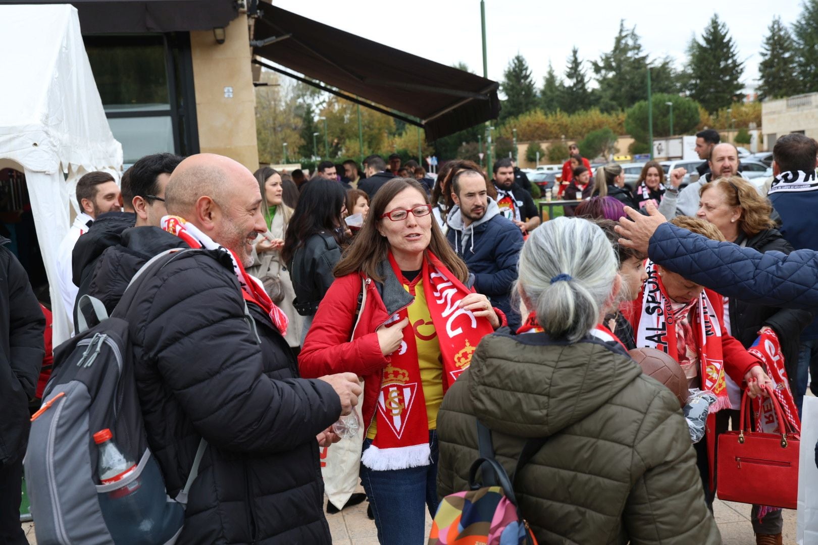 La afición del Sporting inunda Burgos de rojiblanco