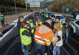 Adriana Lastra y Alejandro Calvo en la autopista del Huerna, cortada por el argayo.