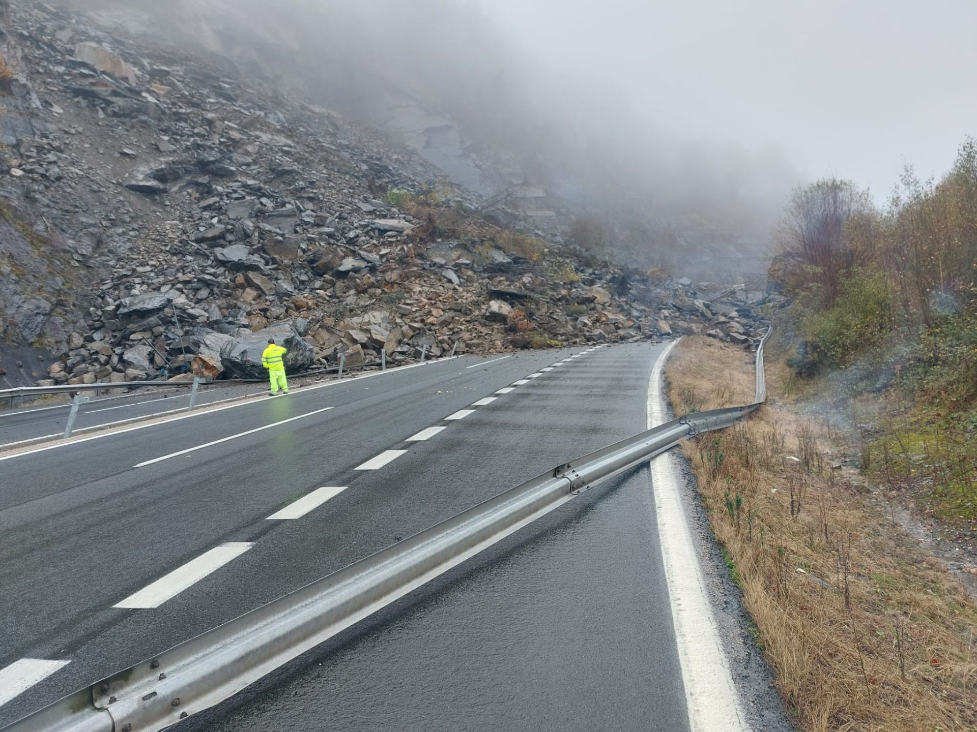 Así es el argayo que corta la autopista del Huerna