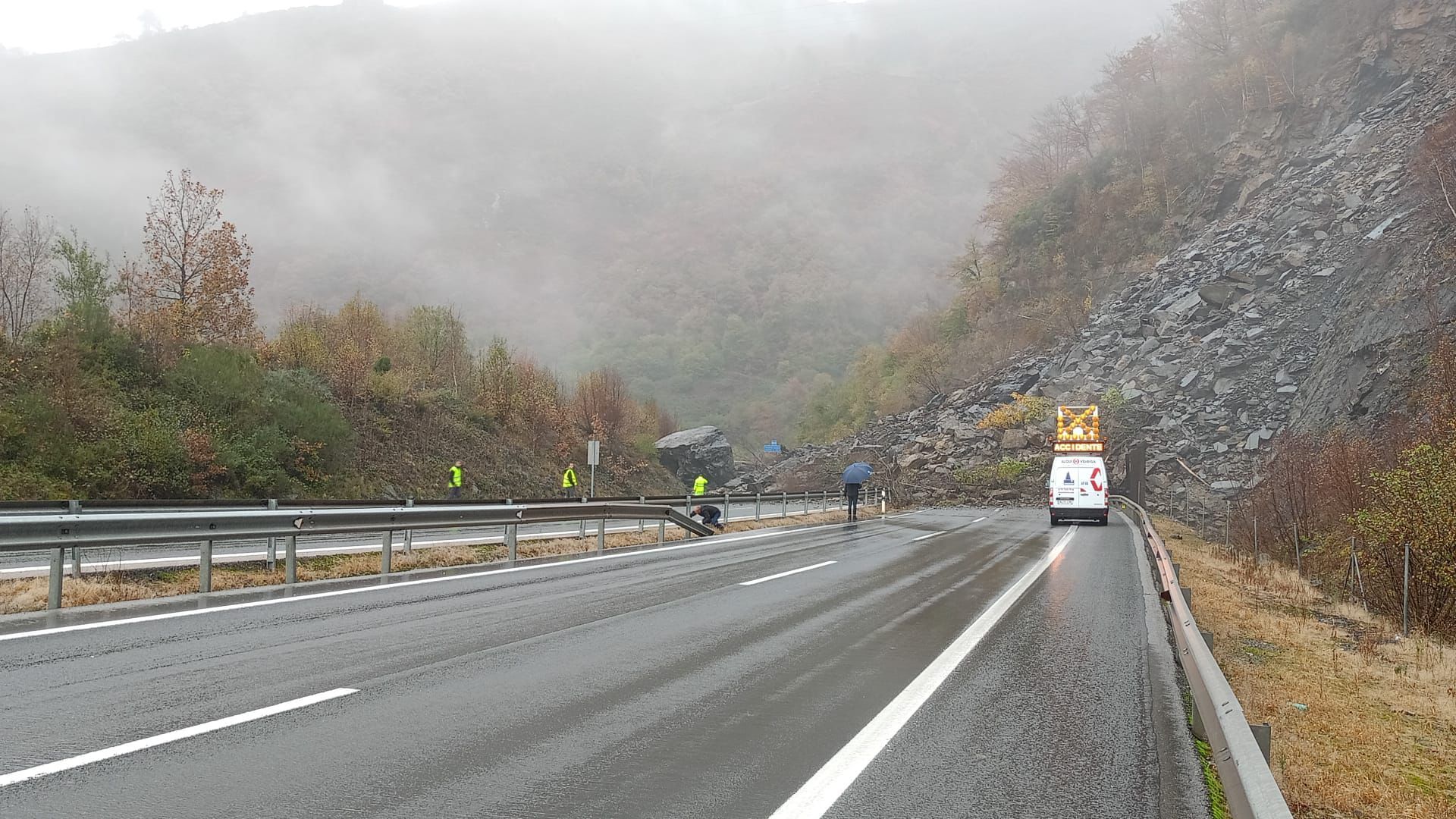 Así es el argayo que corta la autopista del Huerna