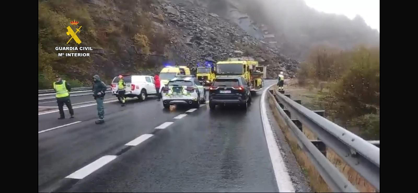 Así es el argayo que corta la autopista del Huerna