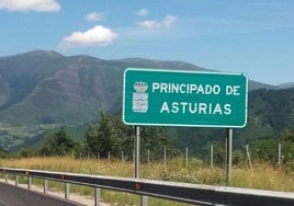 Cartel de bienvenida al Principado en la autopista del Huerna.