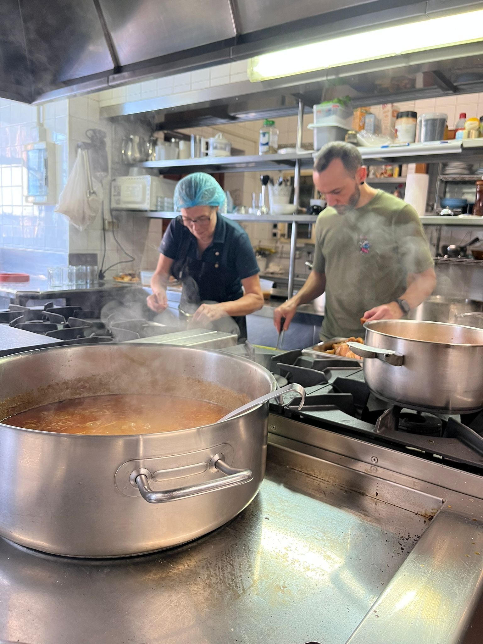 De la cocina del restaurante Casa Eutimio (Lastres), y con el apoyo de las guisanderas, salieron 900 conservas de comida casera.