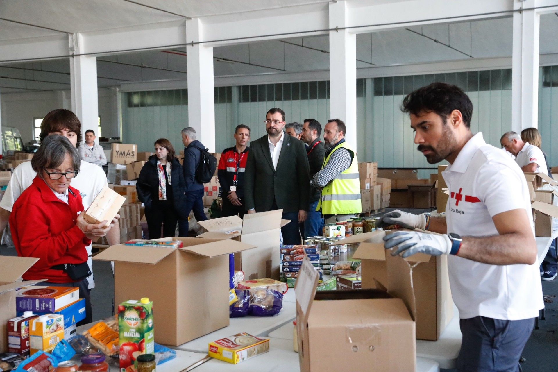 El Gobierno autonómico canaliza la recogida y envío de ayuda desde un centro logístico en el que se han recibido ya 200 toneladas de solidaridad, procedentes de distintas administraciones y entidades.