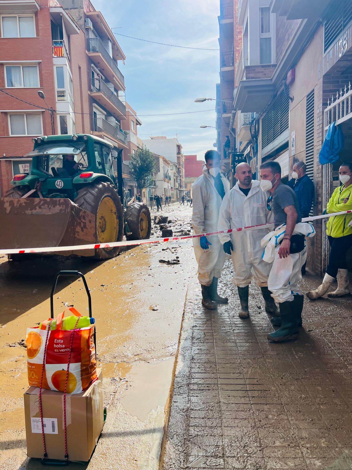 Ante la proliferación de infecciones, los sanitarios también han dado un paso al frente. Como el enfermero Alberto García (derecha). 