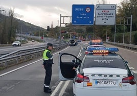 La Guardia Civil desvía el tráfico por Pajares ante el corte de la autopista del Huerna.