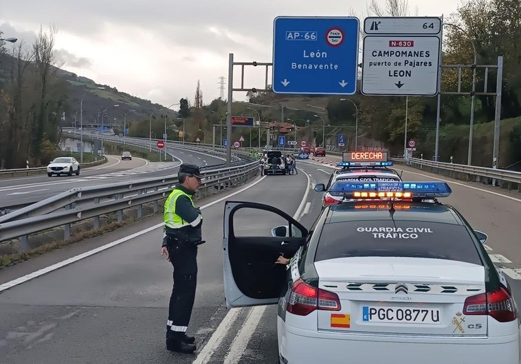 La Guardia Civil desvía el tráfico por Pajares ante el corte de la autopista del Huerna.