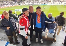 Miguel Ángel Ramírez se fotografía con dos aficionados del Sporting.