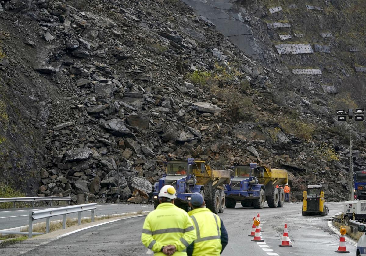 Los trabajos en la Autopista del Huerna tras el argayo «van para largo», según Óscar Puente